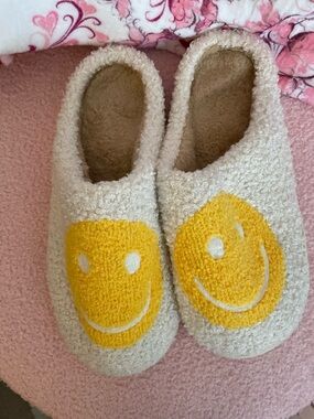 Cozy Cream Sherpa Slippers with Yellow Smiley Face